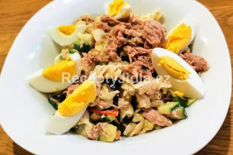 Těstovinový salát s tuňákem a vejcem