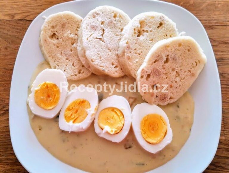 Žampionová omáčka, vařené vejce, kynutý knedlík