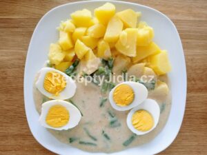 Fazolové lusky na smetaně, vařené vejce, brambor