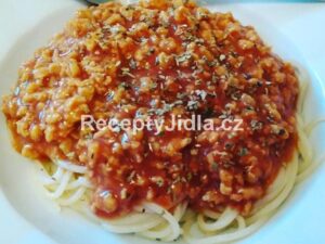Špagety se sójovým granulátem v boloňské omáčce