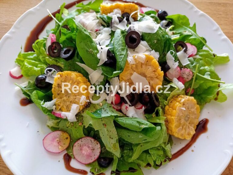 Listový salát s ředkvičkami, olivami a parmazánem