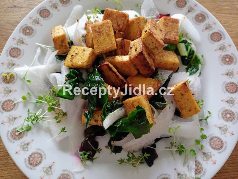 Opečené marinované tofu se zeleninovým salátem