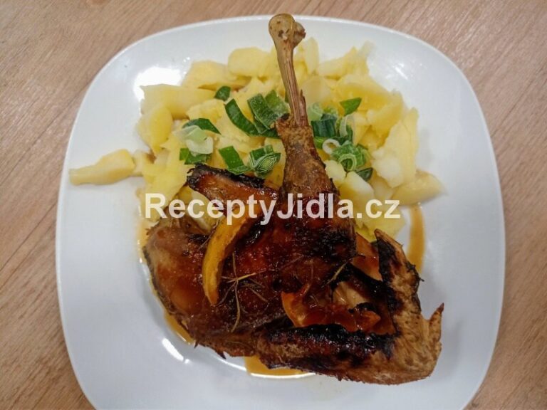 Slepice na citrónu a bylinkách s opečeným česnekem