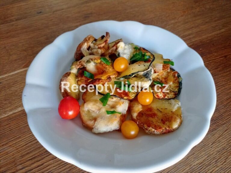 Zapečená cuketa s brambory a parmazánem